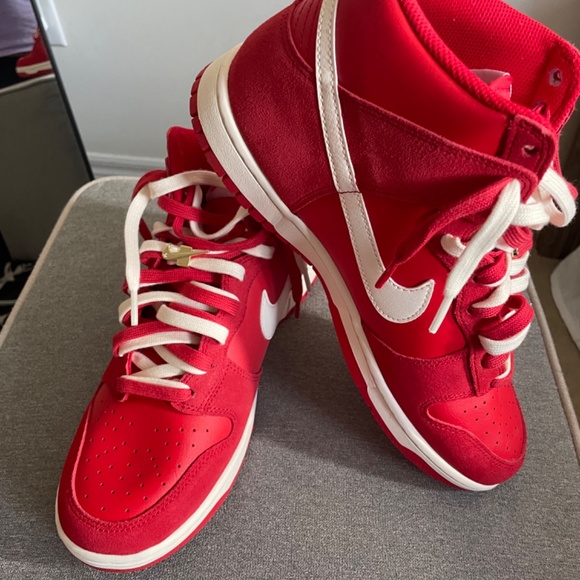 Nike Dunk High SE “First Use” In University Red - Picture 4 of 6